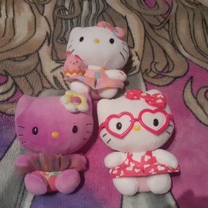 Bundle of Hello kitty plushie 🌸🖤